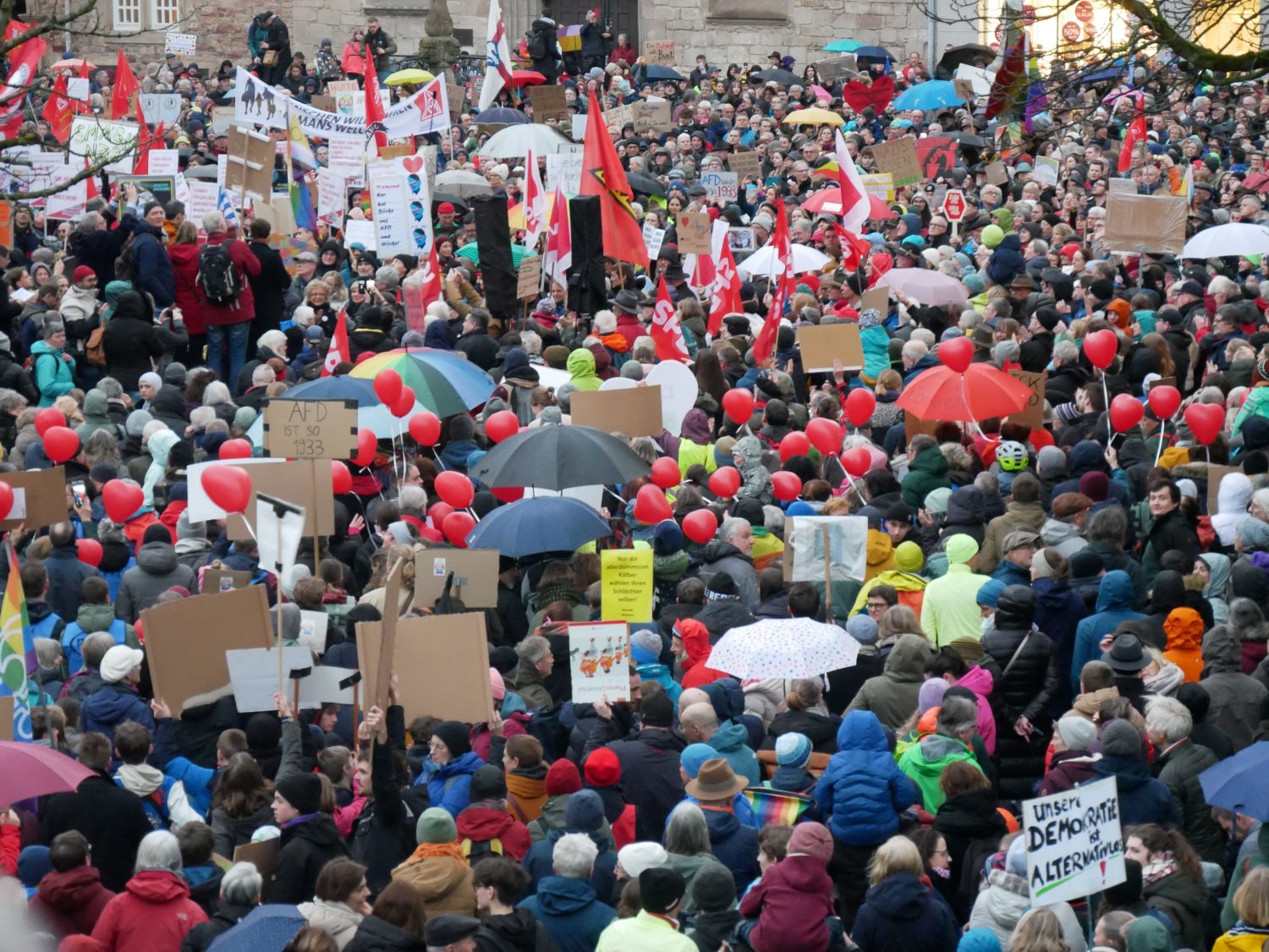 Reutlingen zeigt Flagge – Mehr als 5000 Demonstrierende sagen „Nein“ zur AfD  und „Ja“ zu Menschenrechten